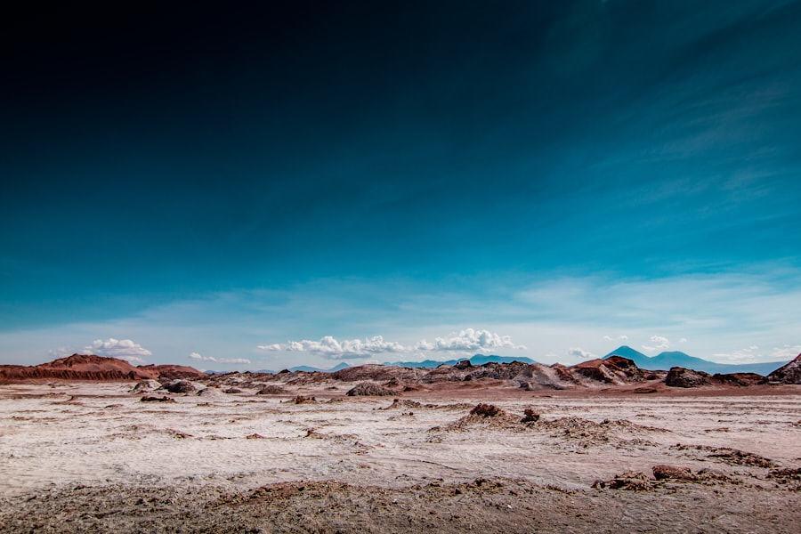 Dunas do deserto sob céu azul intenso
