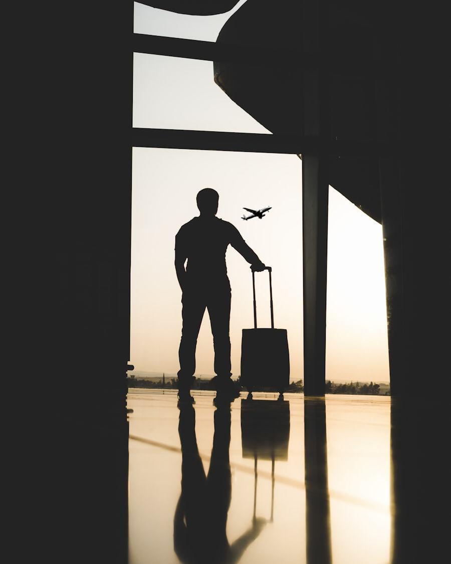 Silhueta de um executivo com mala em um saguão de aeroporto