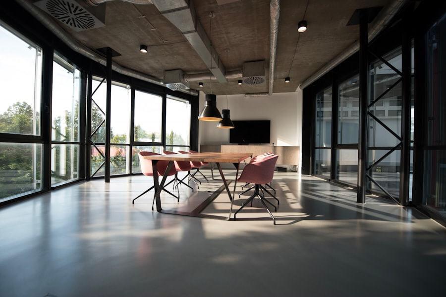 Sala de reunião moderna com mesa longa e grandes janelas