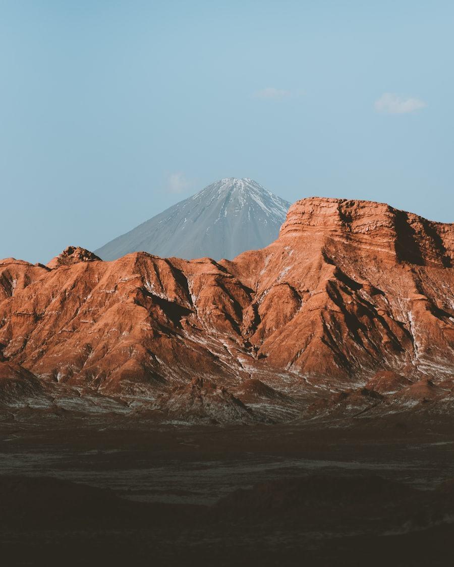 Montanha avermelhada do deserto do Atacama sob céu azul