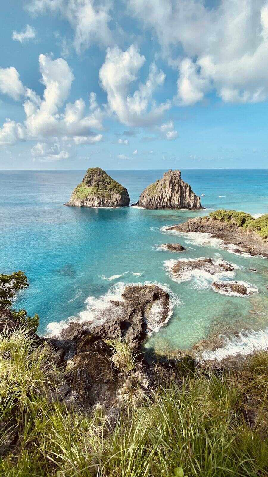 Formação rochosa dos Dois Irmãos vista do mar em Fernando de Noronha