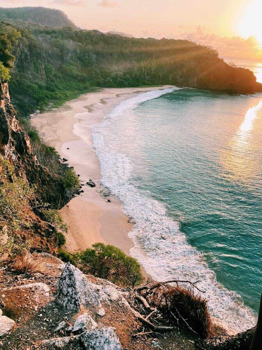 Vista aérea de praia de águas claras ao amanhecer