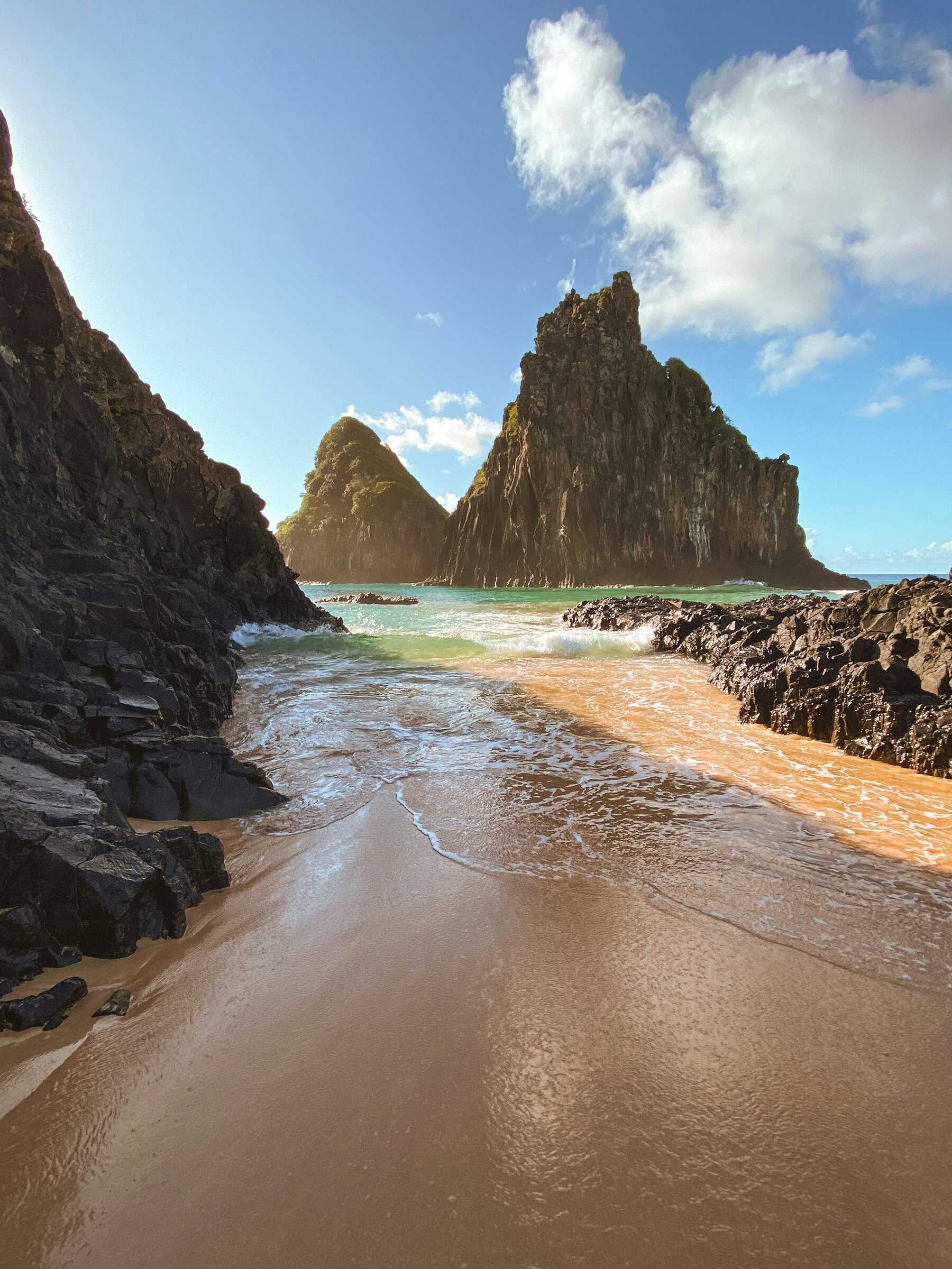 Praia e paredão rochoso em Fernando de Noronha