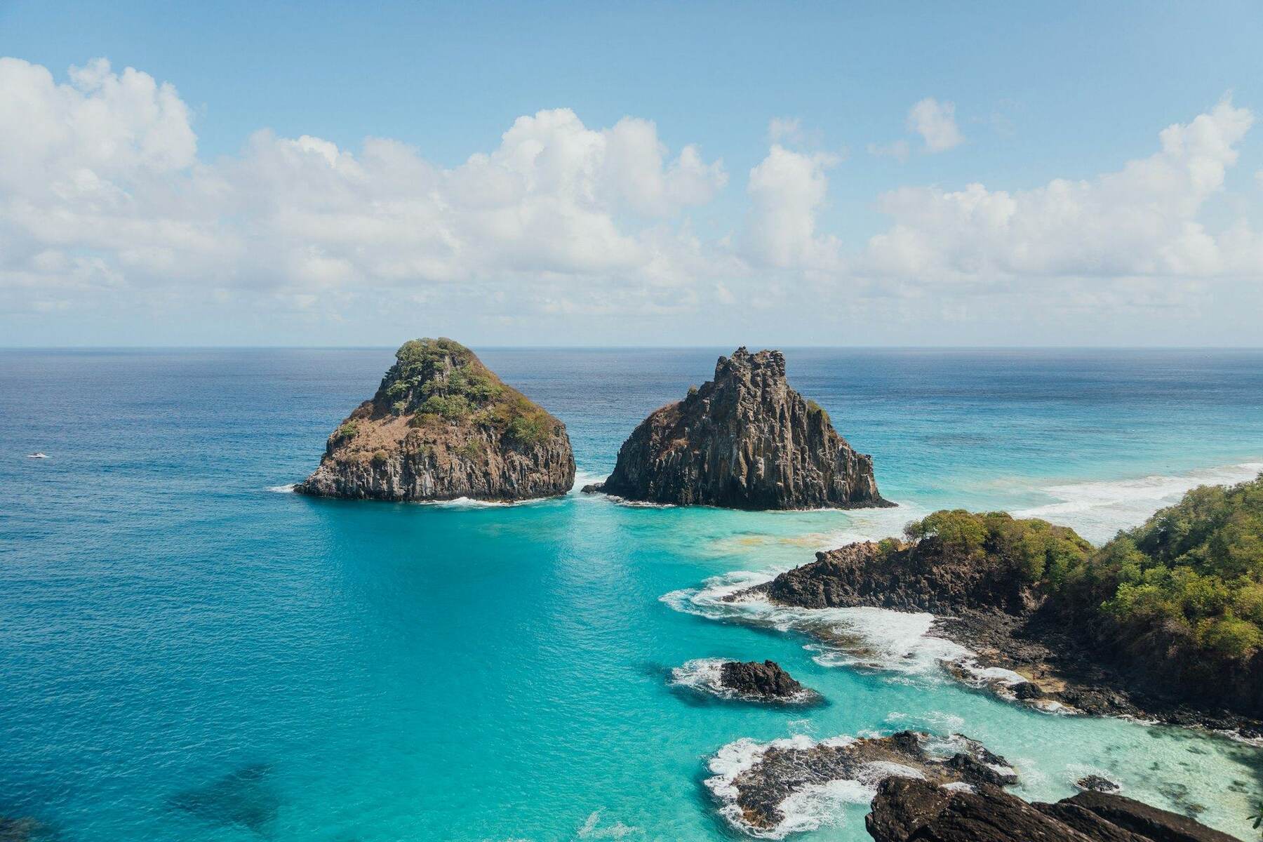 Vista aérea dos morros Dois Irmãos e do mar azul-turquesa em Fernando de Noronha